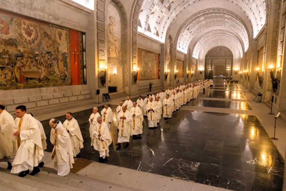 La larguísima procesión de sacerdotes y abades que participaron en la bendición abacial