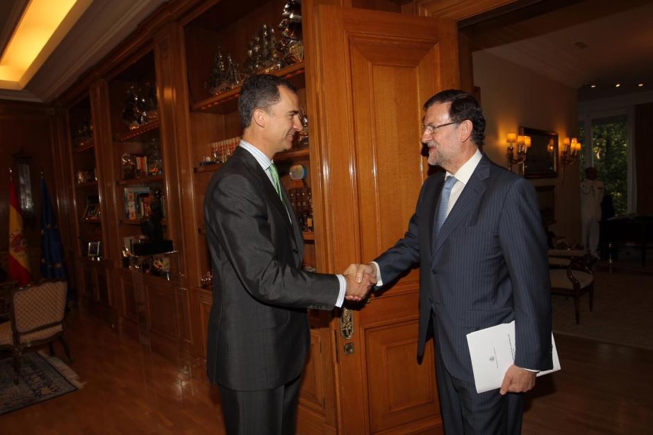 Rajoy llega Zarzuela con una carpeta de documentos para despachar por primera vez con Don Felipe, recién proclamado Rey, en junio de 2014