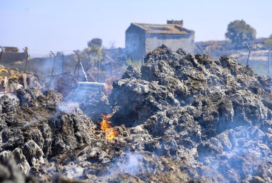 Pacas de paja quemadas en el incendio forestal de Fermoselle (Zamora)