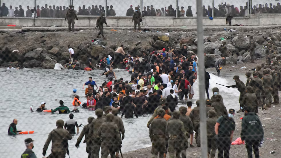 Soldados del Ejército de Tierra trabajan en la playa del Tarajal, en Ceuta