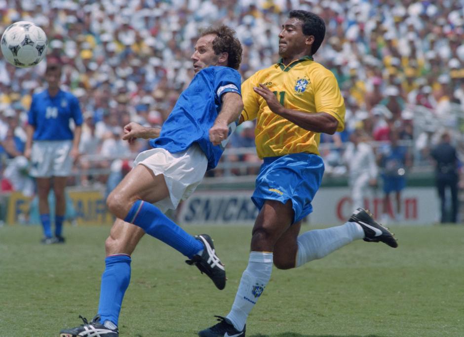 Franco Baresi en un partido contra la selección de fútbol brasileña