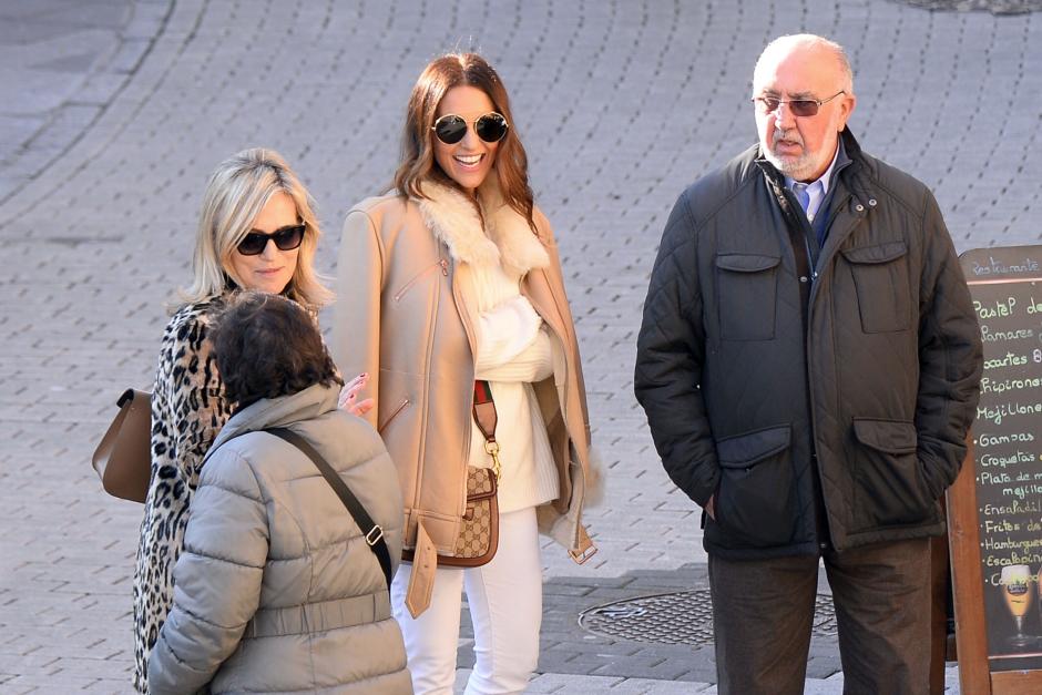 La actriz Paula Echevarría con sus padres Luis Echevarría y Elena Colodrón en Candas en 2017