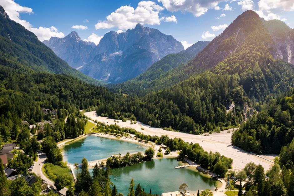 Lago de montaña Jasna en Krajsnka Gora