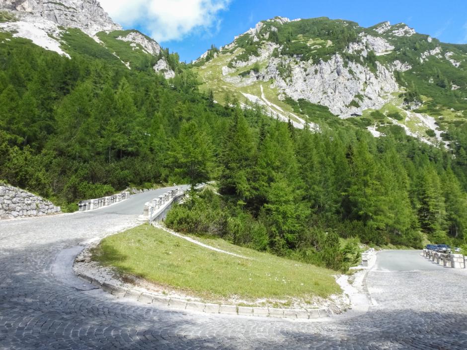 Curva de herradura en la carretera hacia el paso de Vrsic en el Parque Nacional Triglav