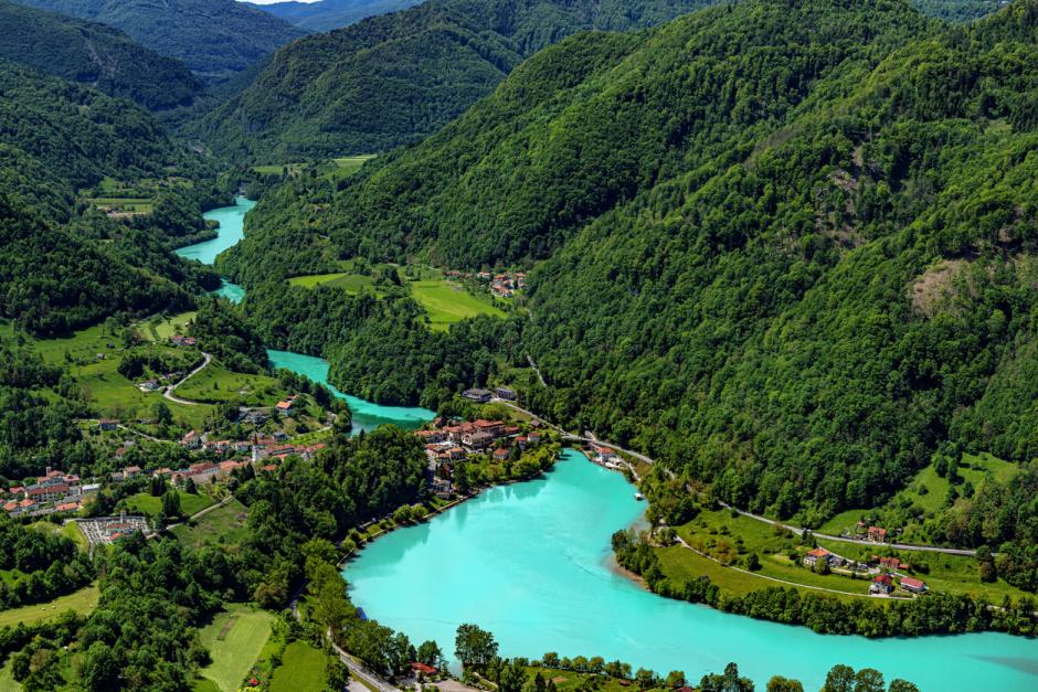 El valle y el lago artificial del río Soca en Most na Soci