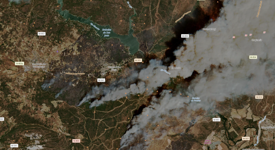 Imagen del viernes 24 de julio, el incendio empieza a escalar gravemente
