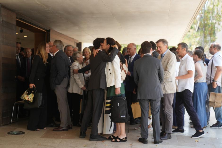 Amigos y familiares durante el funeral del expresidente de La Caixa Josep Vilarasau