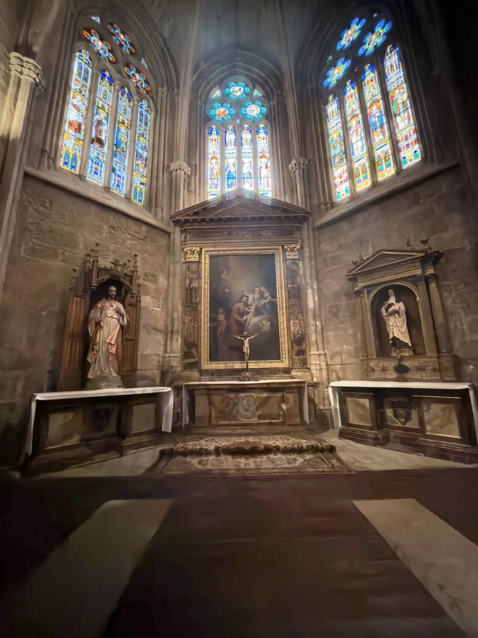Capilla de las Confesiones en la Catedral de San Antolín en Palencia con vidrieras góticas