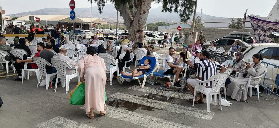 Familias enteras esperan en Melilla para poder cruzar al territorio marroquí ante una frontera cerrada por las autoridades españolas