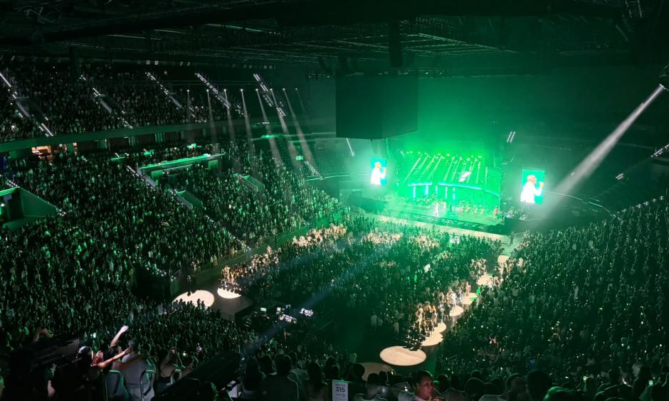 Más de 10.000 personas se dieron cita en el Roig Arena de Valencia para vivir el espectáculo 'Yandel Sinfónico'.