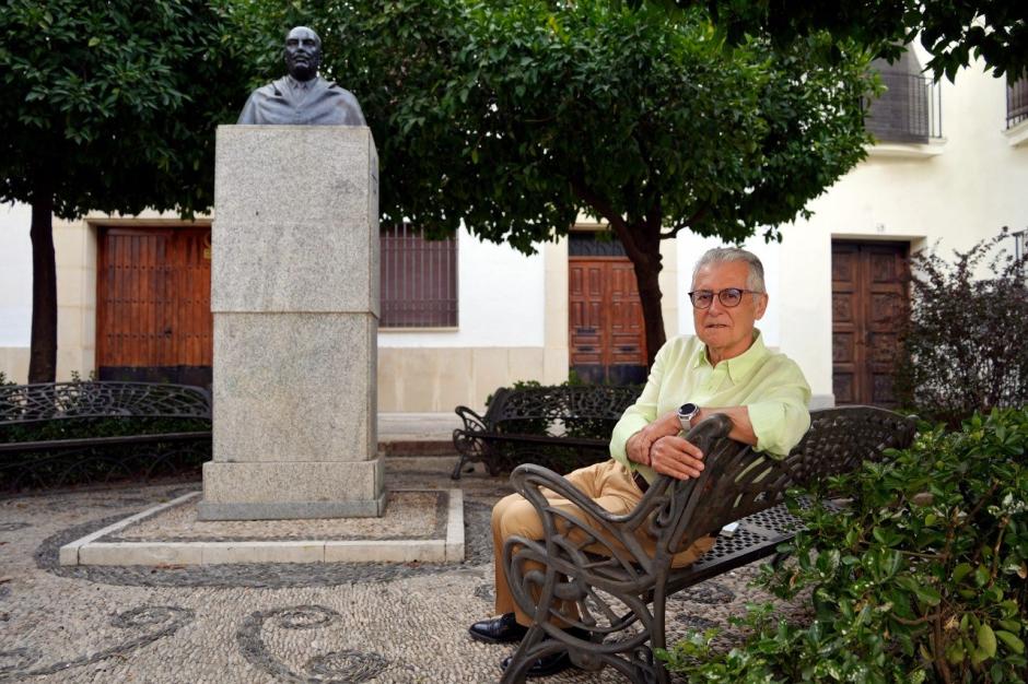 Bernabé Galán, en la plaza del Doctor López Neyra