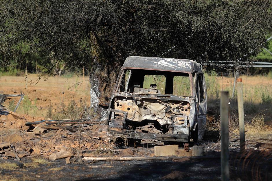Un vehículo calcinado tras un incendio forestal, a 31 de julio de 2026, en Veguellina, León