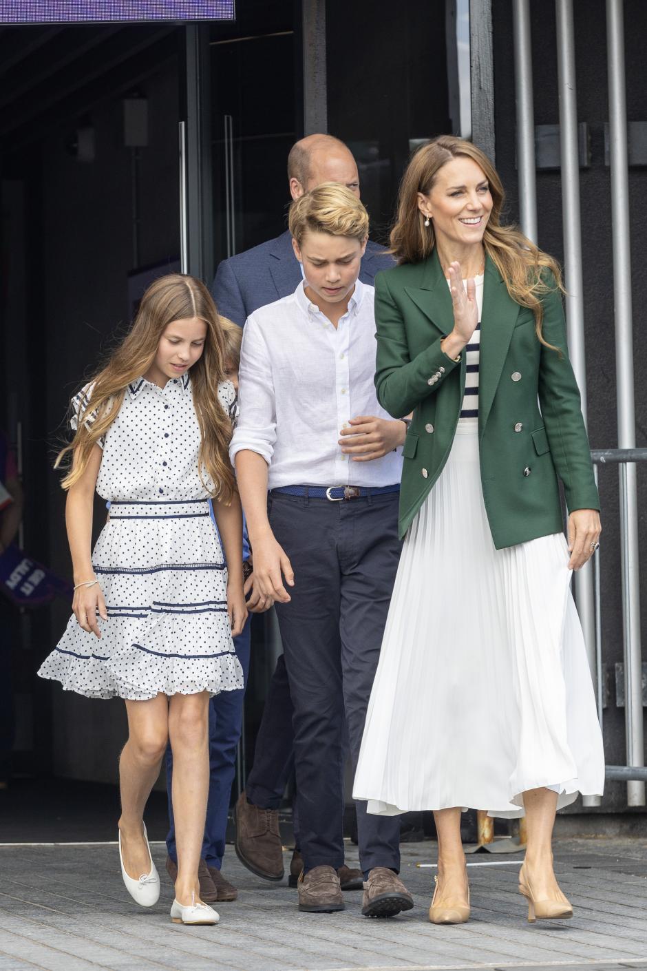 La Princesa de Gales saluda a los espectadores