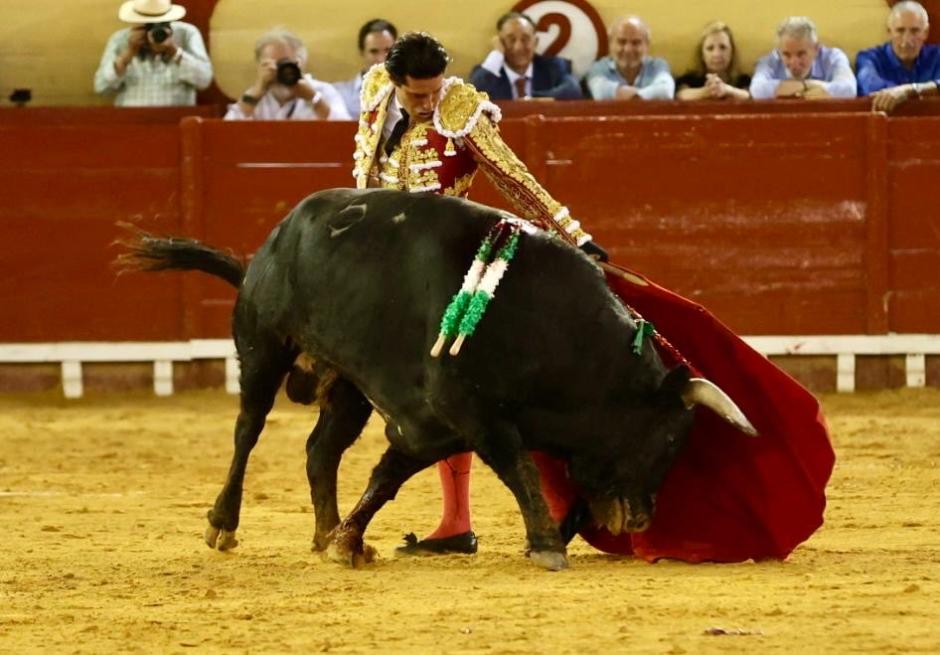 Alejandro Talavante, con el segundo de su lote, al que cortó las dos orejas