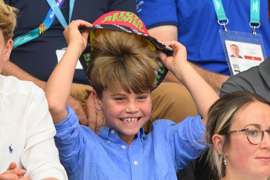 El Príncipe Luis, de 11 años, bromeando con un gorro