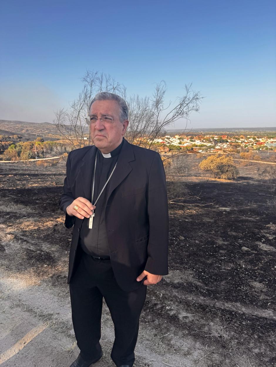 Monseñor Ginés García Beltrán ha quedado impactado al comprobar la devastación provocada por el fuego