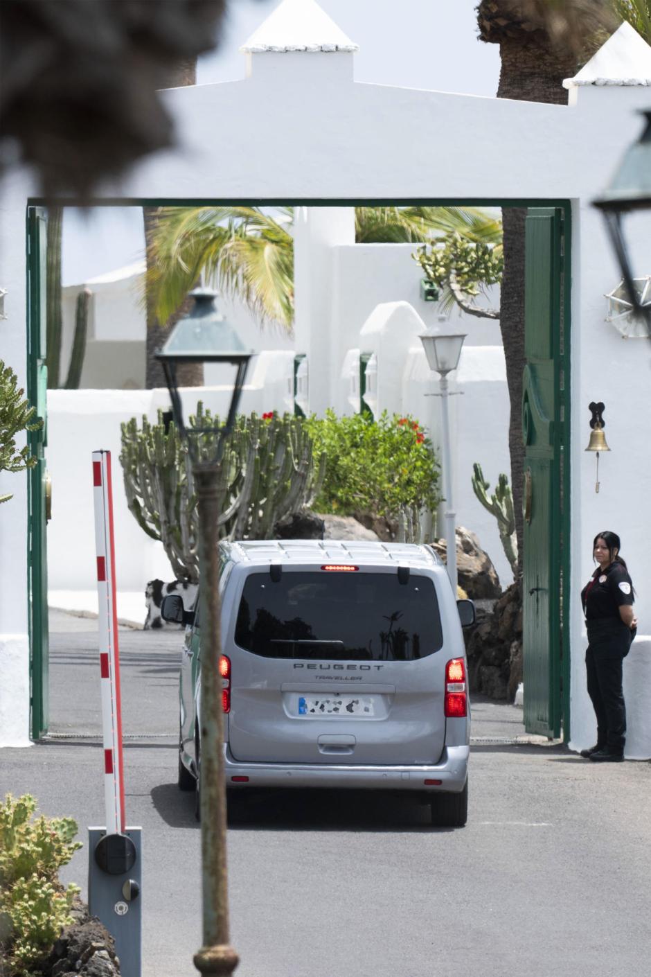 Pedro Sánchez, a su llegada a La Mareta (Lanzarote), este verano de 2026