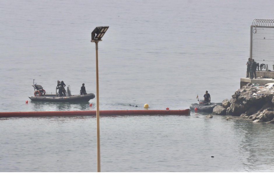 Trabajos de colocación de la barrera flotante entre la playa de El Tarajal y Marruecos