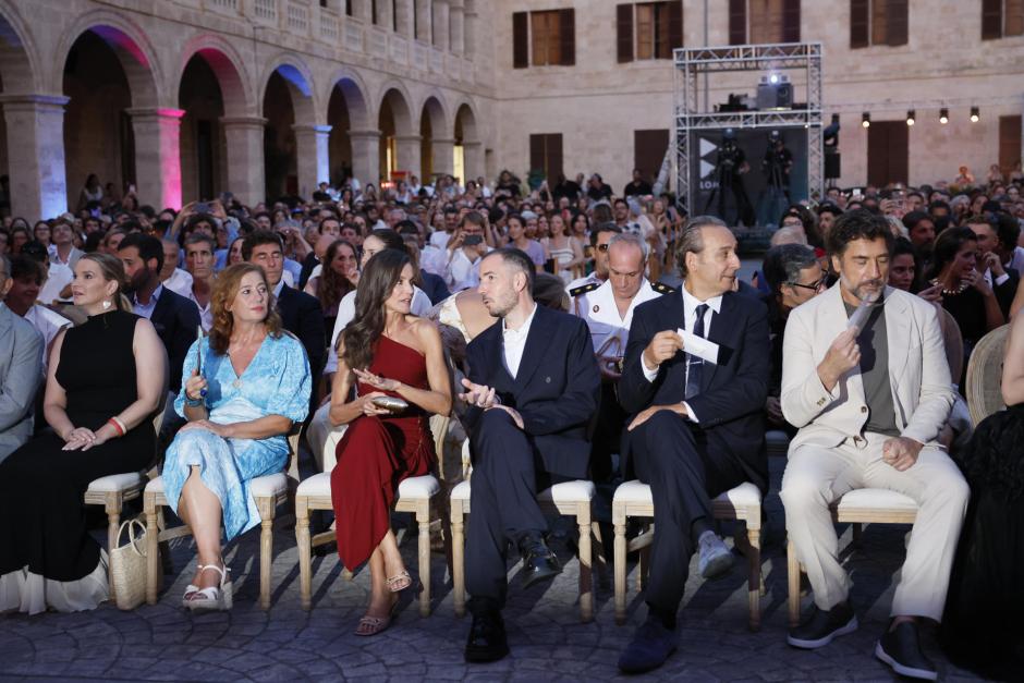 La Reina con Francina Armengol, Marga Prohens, el director del certamen, Jaume Ripoll, el compositor Alexandre Desplat y el actor Javier Bardem