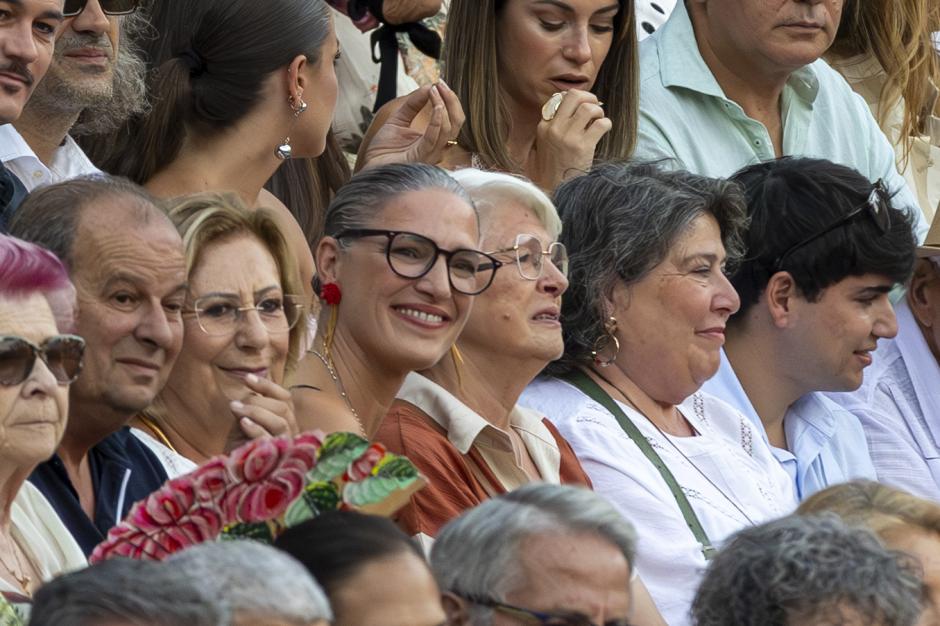 La modelo Laura Sánchez (c) en la Corrida de Toros de Huelva donde torea su pareja Manuel Escribano por las Fiestas Colombinas celebrada este viernes en la Plaza de la Merced de Huelva. EFE/Alberto Díaz