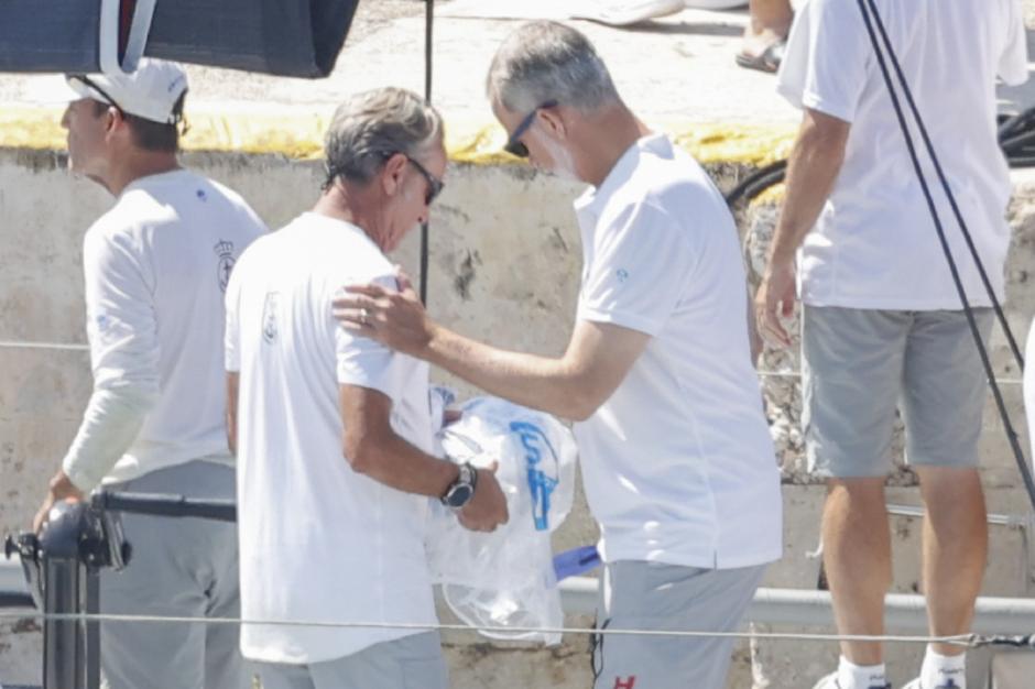 El Rey saluda al almirante Jaime Rodríguez Toubes