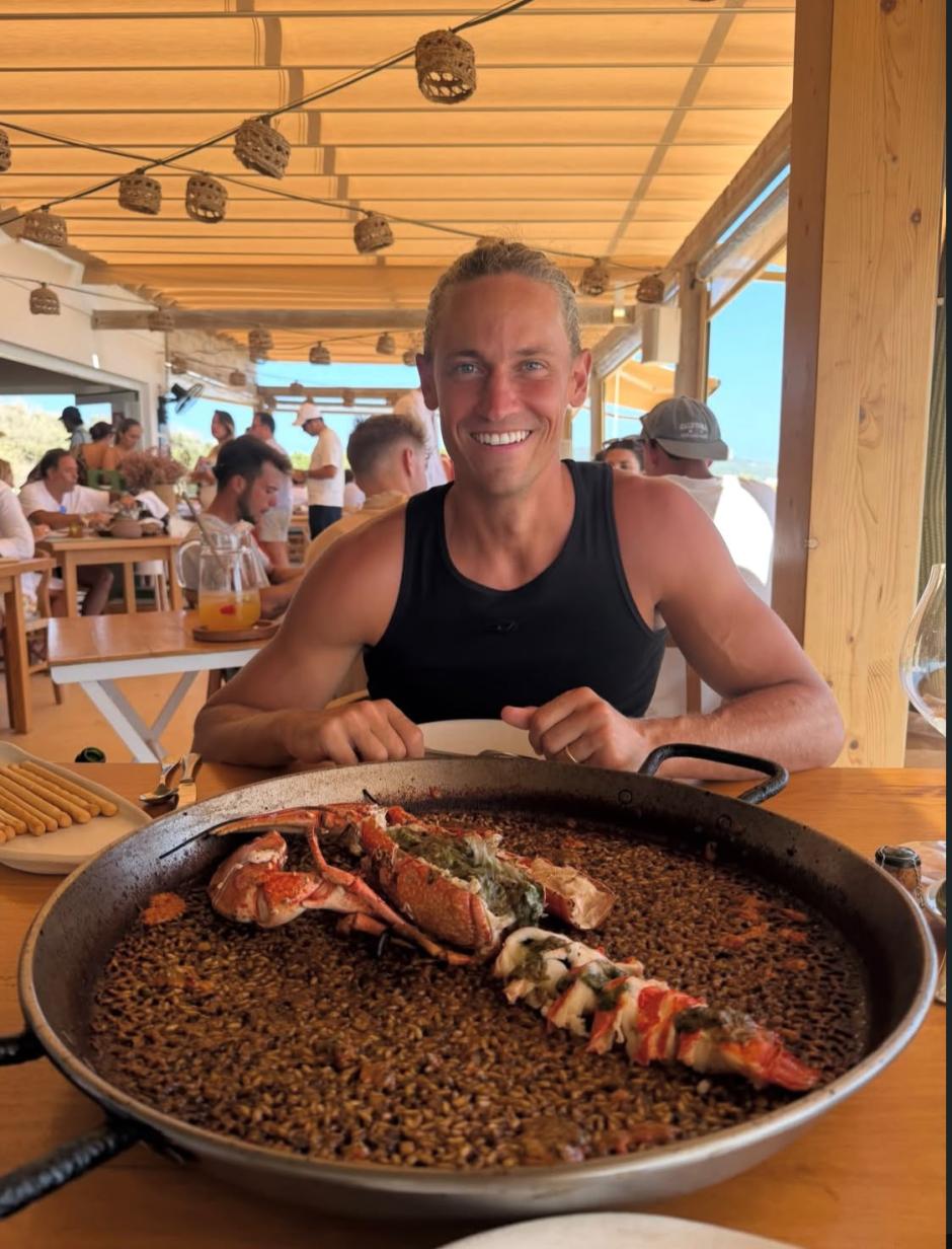Marcos Llorente disfruta de un arroz con bogavante en la playa