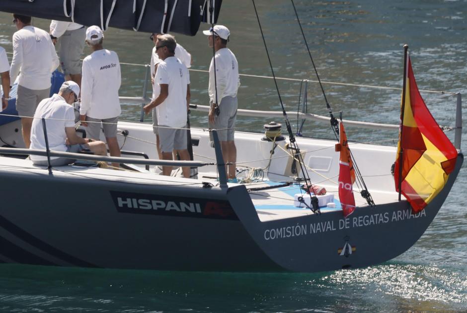 El Rey, sentado a bordo del 'Hispania'