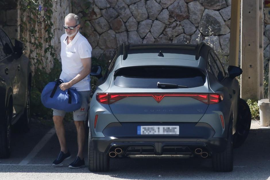 Don Felipe ha llegado a Porto Pi conduciendo su propio coche