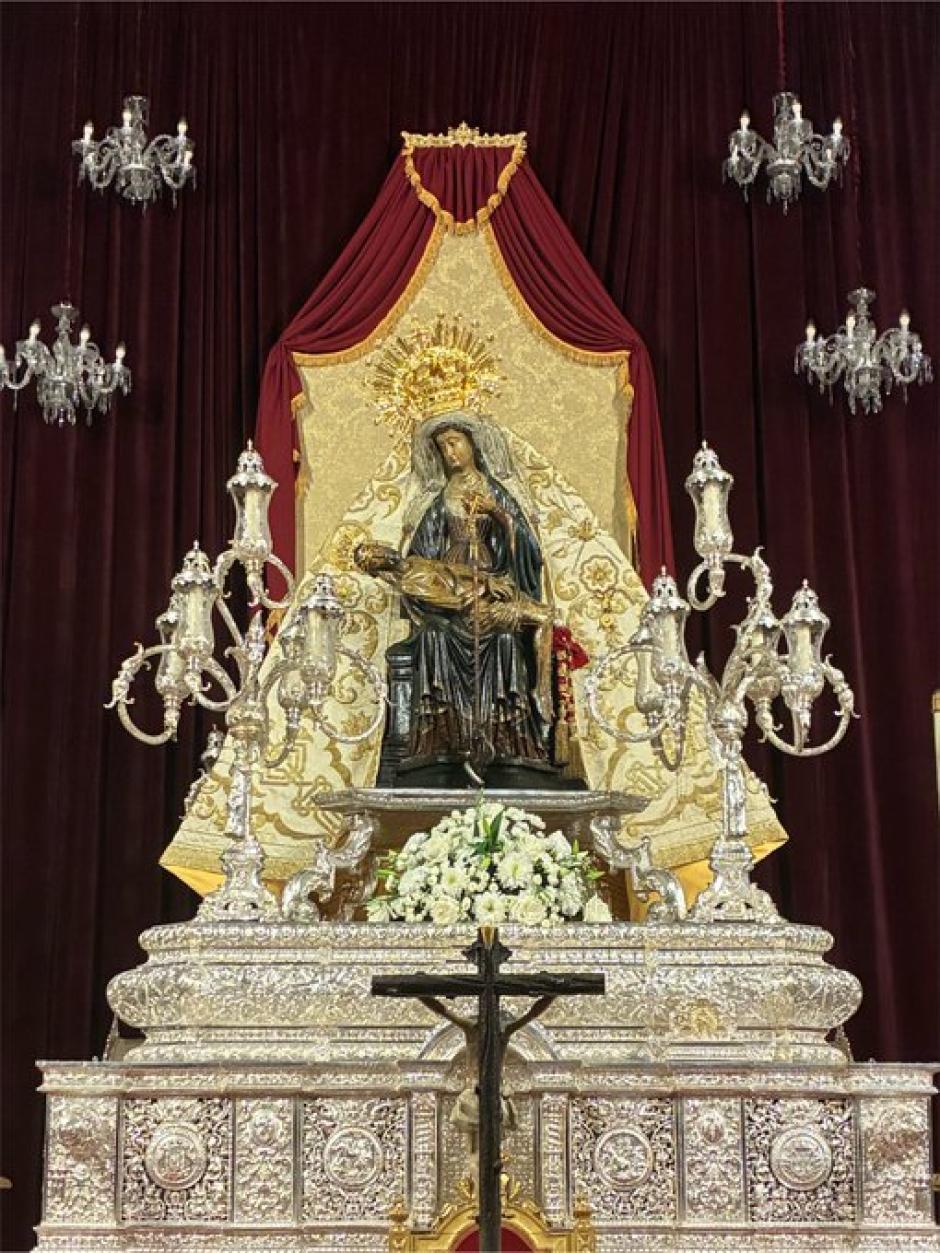 La Virgen de áfrica vestida con el manto blanco para procesionar hoy