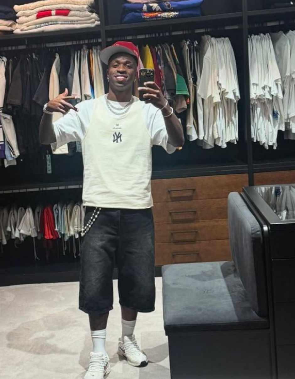 Vinicius en el vestidor de su casa