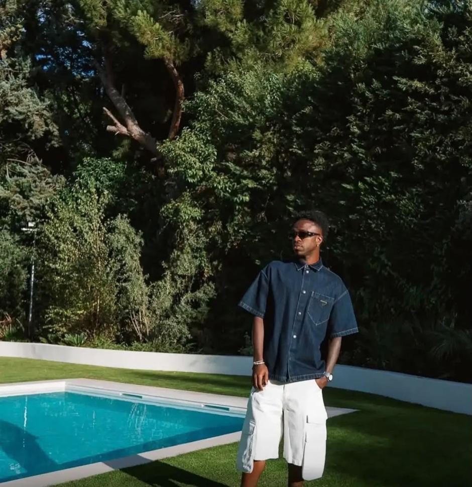 Vinicius en el jardín de su casa
