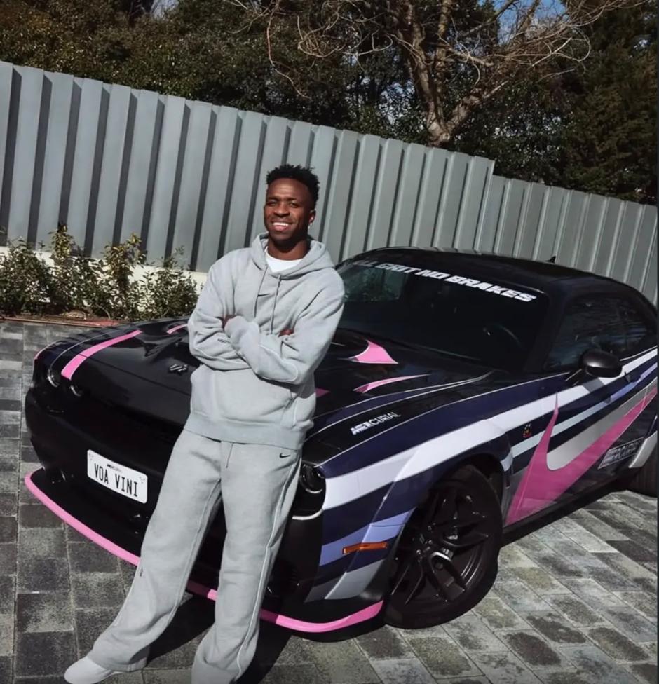 Vinicius con uno de sus coches, en su casa