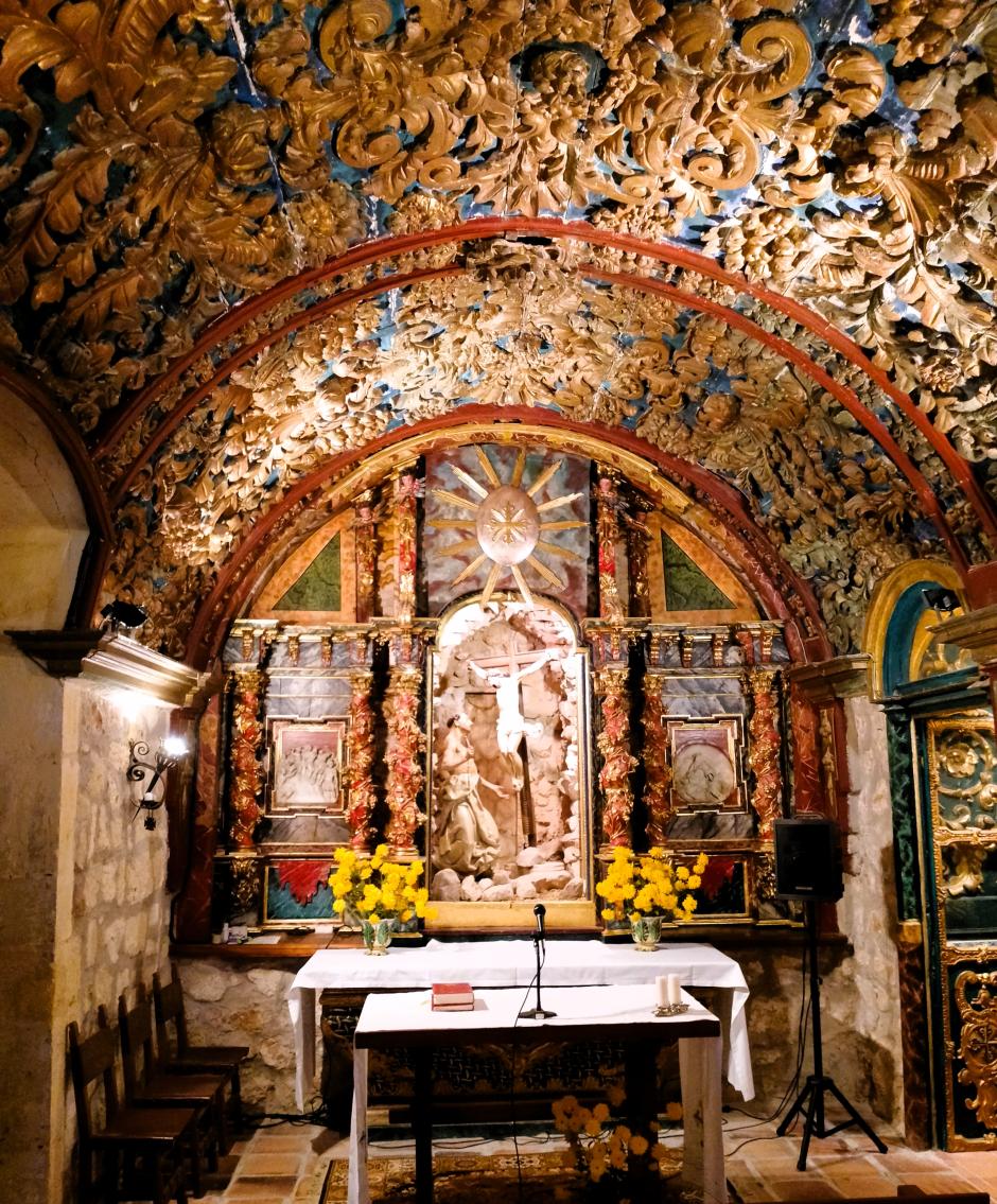 La Cueva de Santo Domingo, profusamente ornamentada