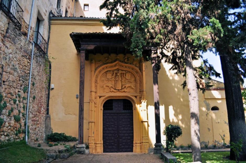 El acceso al recinto, con el medio relieve de Santo Domingo