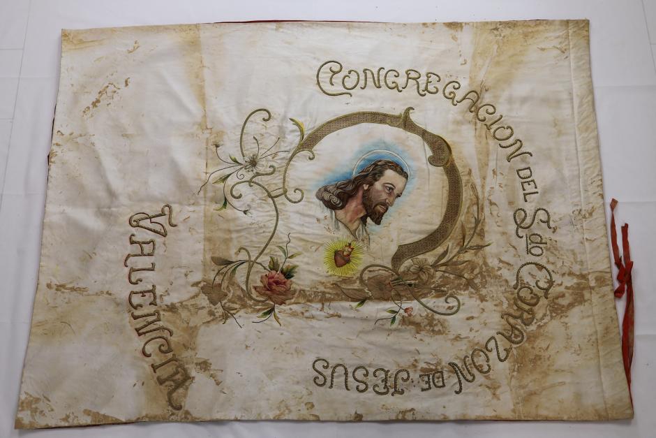 Estado de la bandera de la Congregación del Sagrado Corazón de Jesús de La Torre tras la dana de Valencia.
