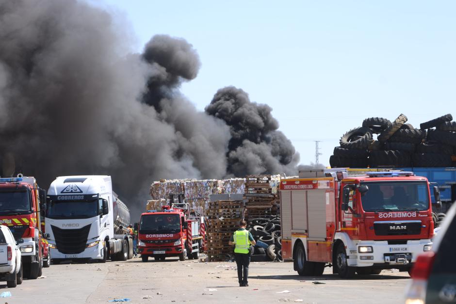 Incendio en una nave de reciclado en Roales