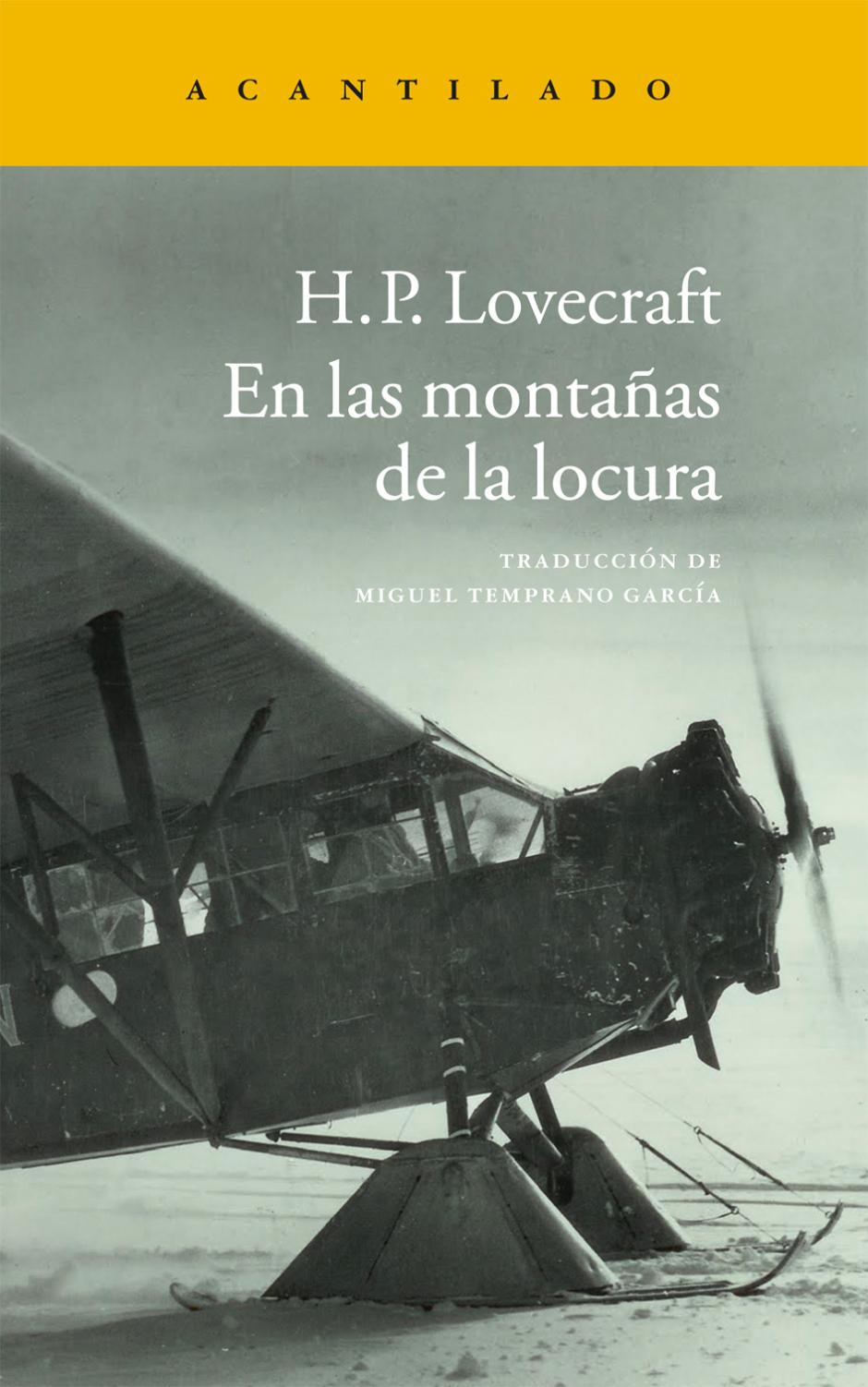 Novela más celebrada de H.P. Lovecraft, En las montañas de la locura es uno de los grandes hitos de la ciencia ficción y del terror cósmico. Esta novela influiría posteriormente en algunos de los clásicos del cine de ciencia ficción, como Alien o La cosa. Sin embargo, Lovecraft planteó la novela como una secuela escondida de La narración de Arthur Gordon Pym, de la que Julio Verne ya había intentado hacer una continuación en su menos afortunada La esfinge de los hielos. En las montañas de la locura Lovecraft narra una expedición científica a la Antártida. Allí, en una cordillera hasta entonces desconocida, los científicos encuentran una serie de criaturas congeladas en el hielo y, más inquietante aún, los restos de una civilización tan antigua que su existencia es meramente imposible.