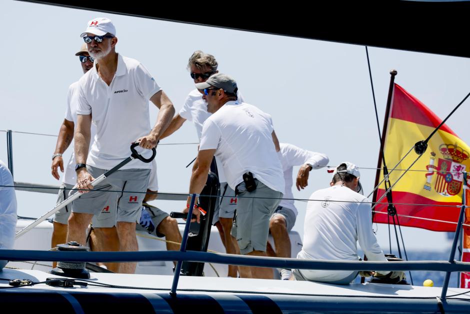 El Jefe del Estado ha aprovechado este lunes para entrenar en el nuevo velero de la Armada