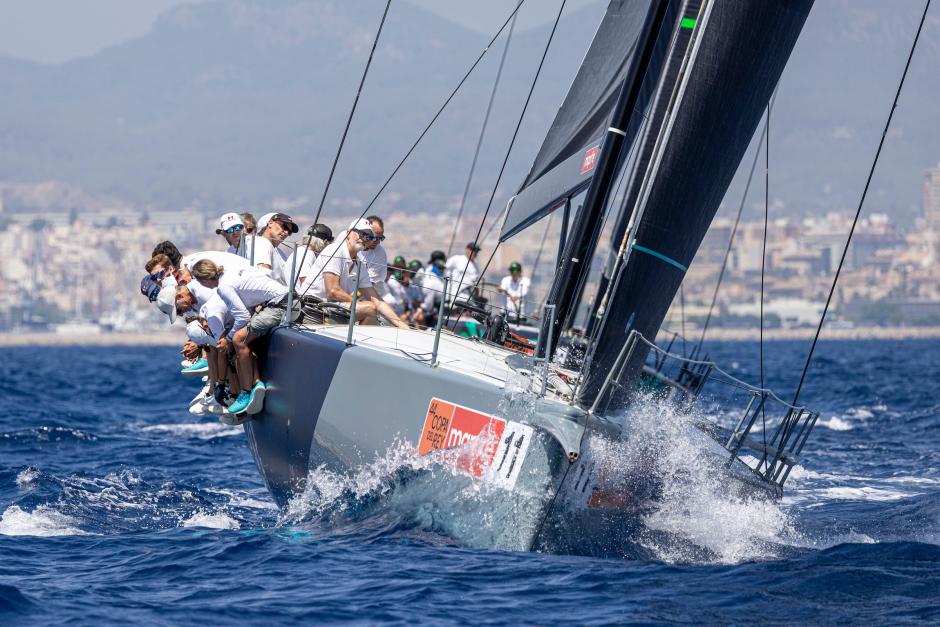 El Rey, a bordo del 'Hispania' durante los entrenamientos de este lunes