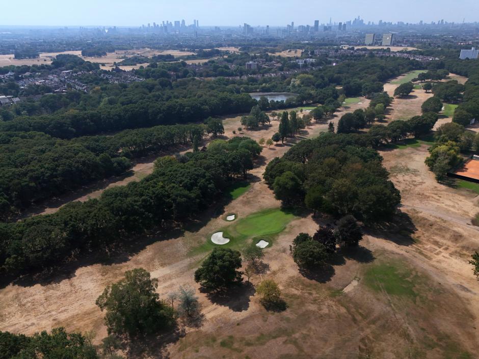 Campo de golf rodeado de terreno reseco en Londres