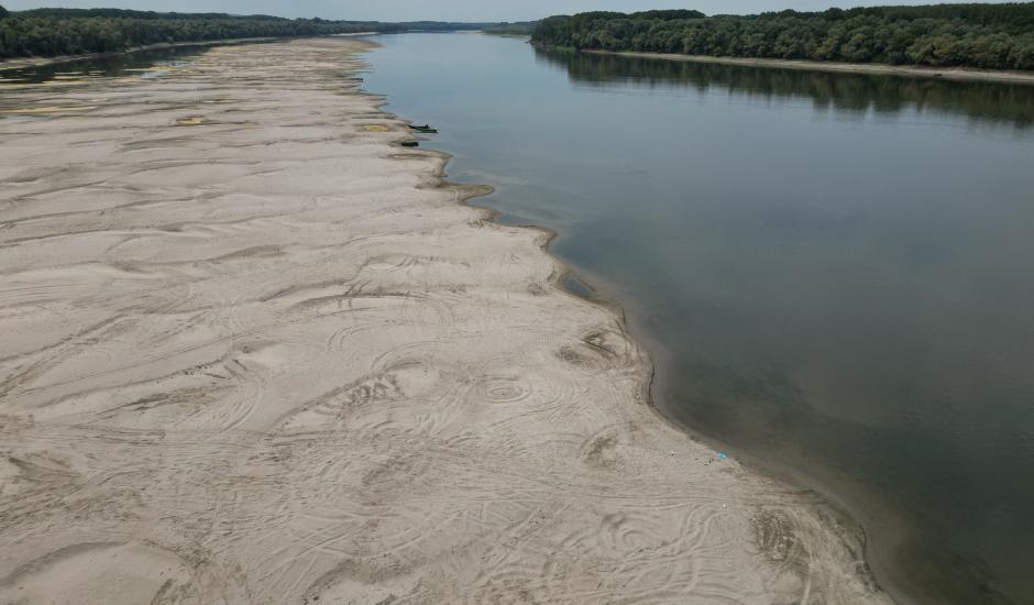 Una vista aérea muestra el lecho seco del río Danubio