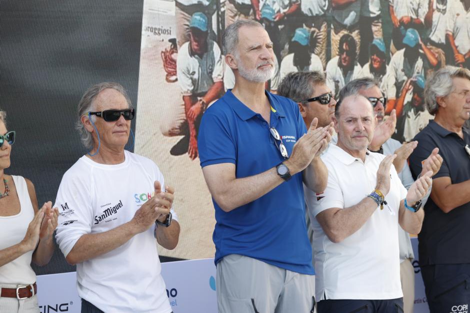 Don Felipe, durante el aplauso en recuerdo de sus compañeros Doreste y Vallejo
