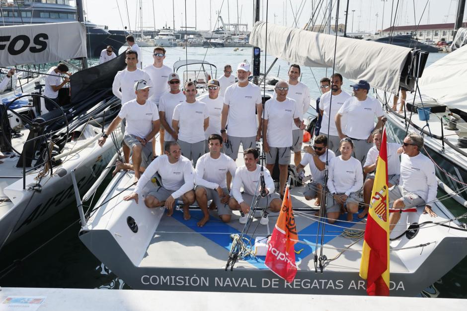 El Rey, con la tripulación del 'Hispania?