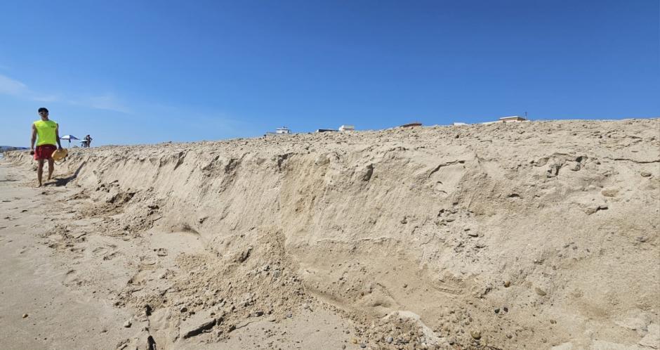 Imagen del escalón en el arenal de una playa de Sueca.
