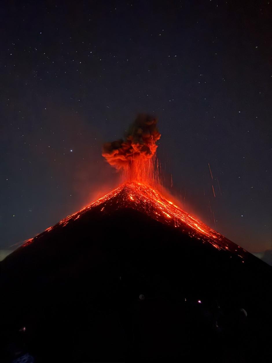 Imagen del volcán Yepocapa (Guatemala), tomada con iPhone 15 Pro, 6,765 mm (equivalente a 24 mm), f/1.8, 1 s, ISO 12500. Esta fotografía recibió el galardón de 'Gran Premio' en los IPPAWARDS.
