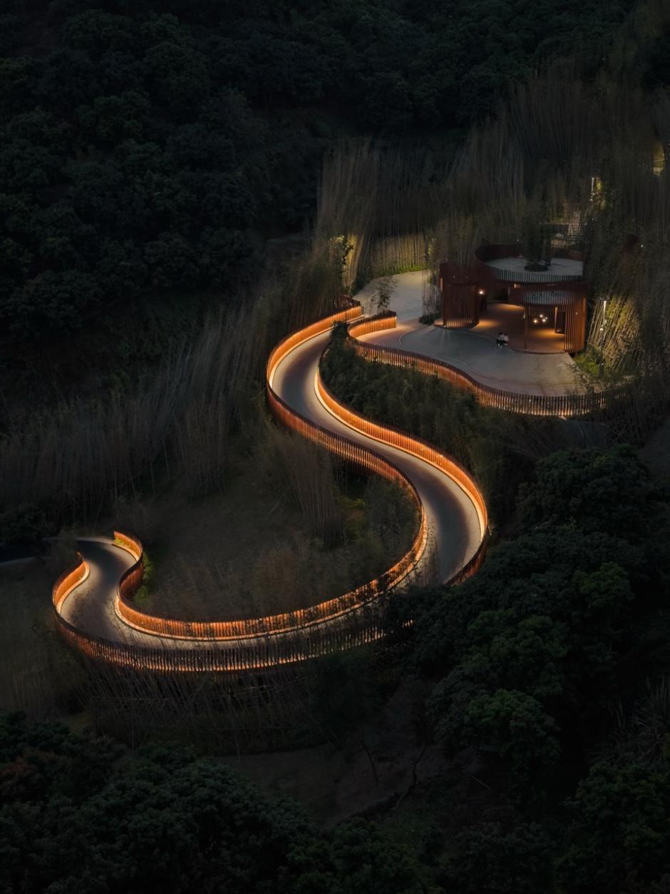 Fotografía ganadora en la categoría 'Arquitectura' de los IPPAWARDS. La imagen se tomó con iPhone 17 Pro, 6,765 mm (equivalente a 48 mm), f/1.8, 1/18 s, ISO 1000.