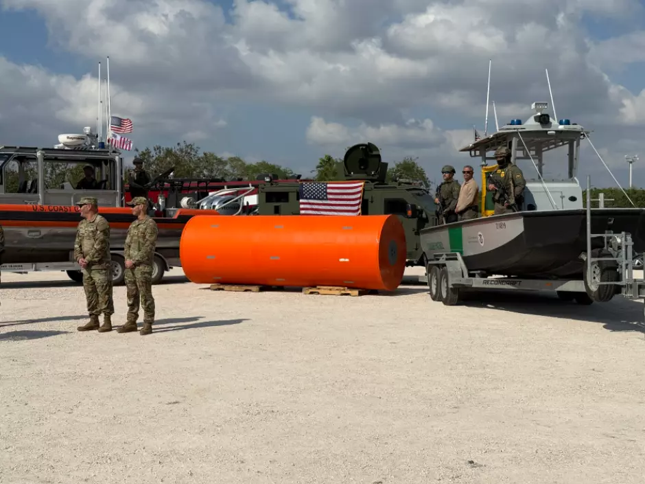 Boyas fronterizas que la guardia fronteriza de EE.UU. está ubicando en el Río Grande, en la frontera con México