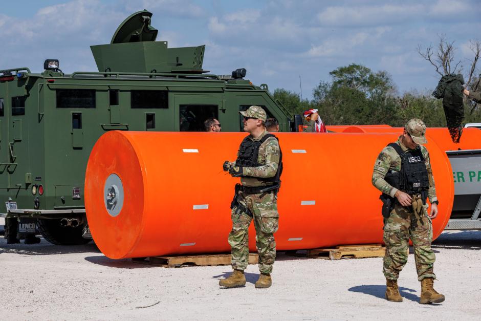 Boyas fronterizas que la guardia fronteriza de EE.UU. está ubicando en el Río Grande, en la frontera con México
