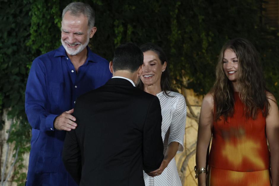 Don Felipe recibe el saludo de su amigo, Jaume Anglada, recuperado tras el accidente