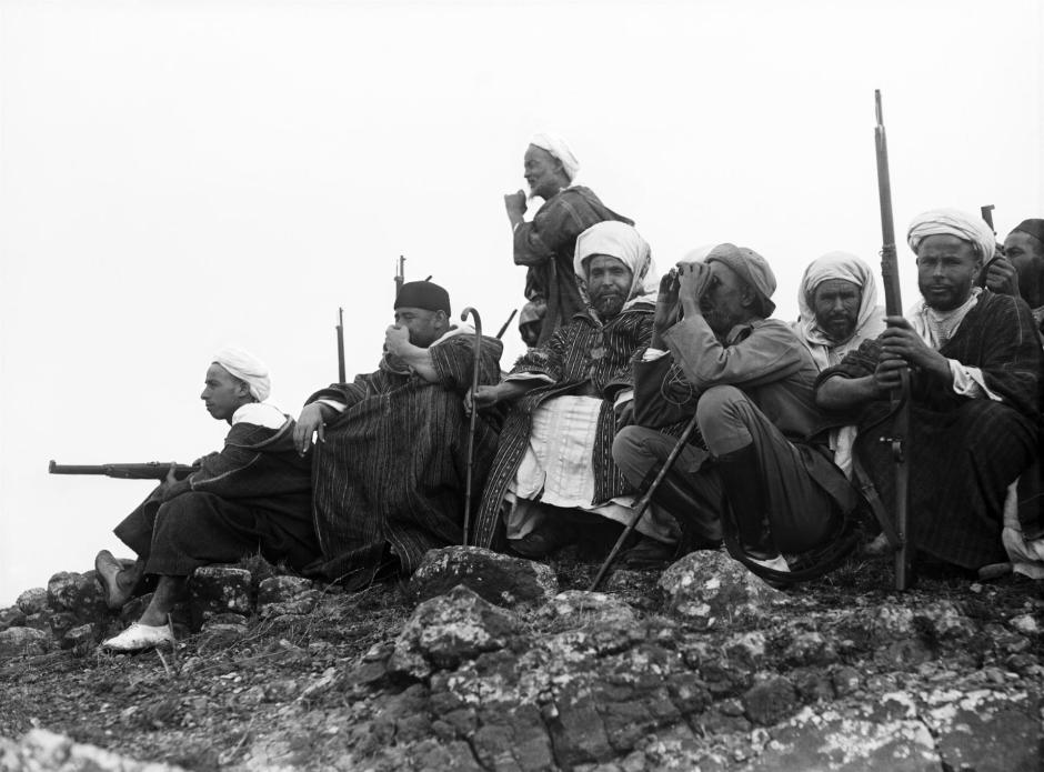 El caid Abd el-Kader con un grupo de sus harkeños, al pie de la bandera española, tras ser colocada en la meseta de Iguerman